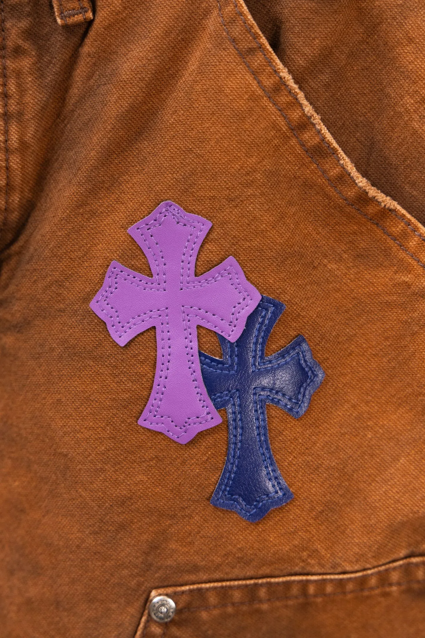 P290 Chromehearts Limited Edition Ox King Blue Purple Cross Patch Leather Brown Jeans Workwear Logging Pants. The counter price is 34W level. The patchwork cross pattern is embellished and the jeans are washed! ! An absolutely high-end luxury product, a 1.9W-level god-level single product, a super popular product, made by top heavy industry, a magic weapon that cannot be missed! [About Zangyin] This is an extremely luxurious fashion brand that can also be called the aristocracy of the high street. It has always been an exclusive brand for some hipsters or rich second generations. Compared with ordinary high streets, it is more luxurious and noble. Compared with luxury brands, it is more fashionable and individual. It has always been a brand that I have a special liking for. [Top heavy industry fashion design] Consistently high-street luxury style. Speaking of this style, the Zangyin family and GU family are definitely the leading representative brands. Especially the Zangyin family has really achieved a state-of-the-art effect in creating high-street style. The unique washed material is used to create this style. The color system is already quite eye-catching. After it is decorated with patchwork cross flowers, it cleverly highlights the charm of the brand. Secondly, this style uses classic The high-waist cutting design highlights the long legs and fashionable temperament of the upper body. The brand is highly recognizable and the slim fit configuration is more suitable for daily wear. It is a product that interprets personality, fashion, and specifications at a glance. This single product is enough to make any fan excited. It can be a white T-shirt for a youthful college style, or a tight suspender for a royal style. It has strong matching ability and can be easily controlled by men.  [Materials and craftsmanship] Needless to say, this point goes without saying. As an excellent craftsman brand, Zangyin’s requirements for details and craftsmanship are really perfect. The washed color of this model has gone through so many processes, not to mention the embellishment of denim appliques. It is also purely hand-made and sewn. Just like what they believe in, only hand-made things have soul and have the meaning of wear. A top-notch heavy-duty fashionable denim item, I look forward to your perfect interpretation! !  Color: Picture color Size: 28-36